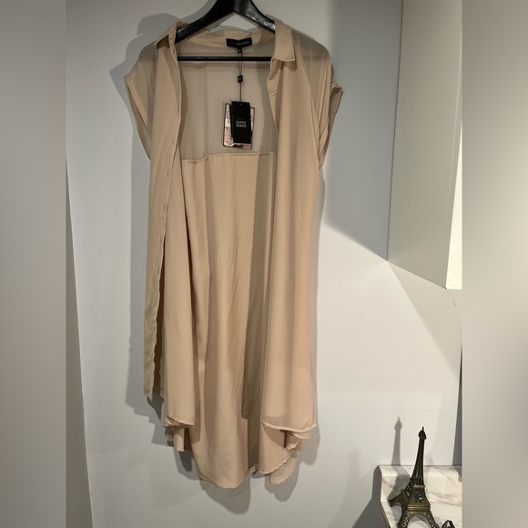 This Jeanne Beker size 14P, 100% polyester with buttons going down the front - Picture 5 of 10